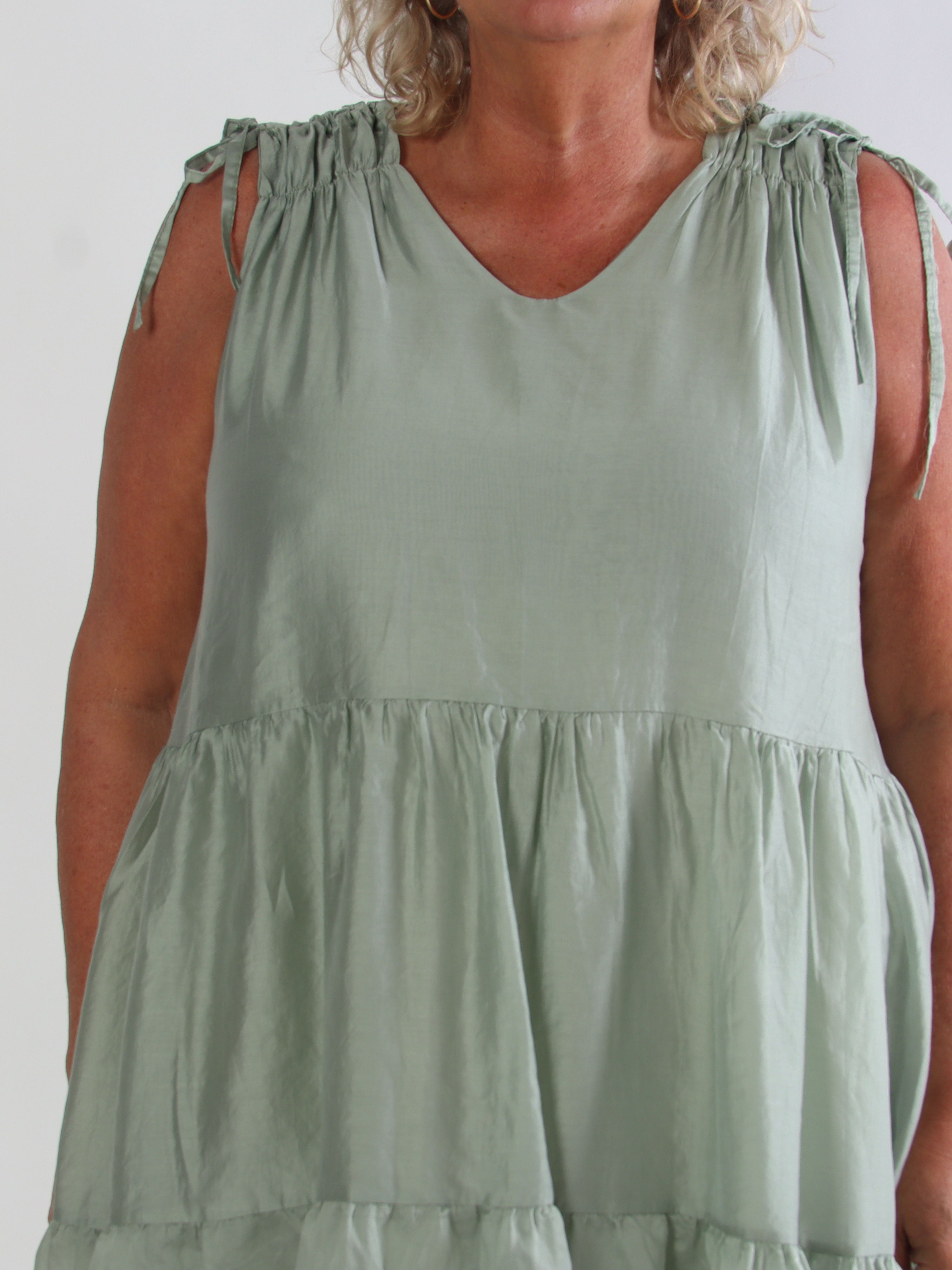 Branka - Lag-på-lag plus size kjole med fine rynkedetaljer ved skuldrene